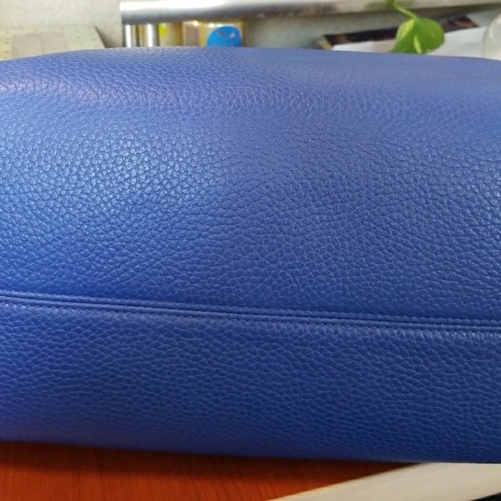 Burberry Cale Hobo Grainy Leather Medium (NWT) - Picture 6 of 6
